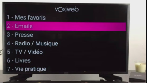 A television showing a numbered listing of 7 choices, written in French, from the VoxiWeb. One of the choices is highlighted.