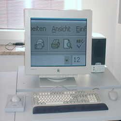 Computer device with mouse, keyboard and speaker.